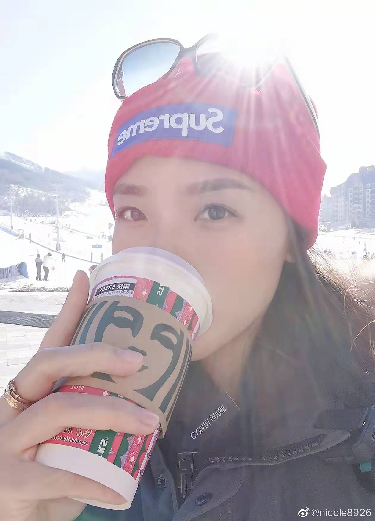 滑雪|魏秋月带儿子去滑雪！女排女神做了妈妈，身材颜值都保持的极好
