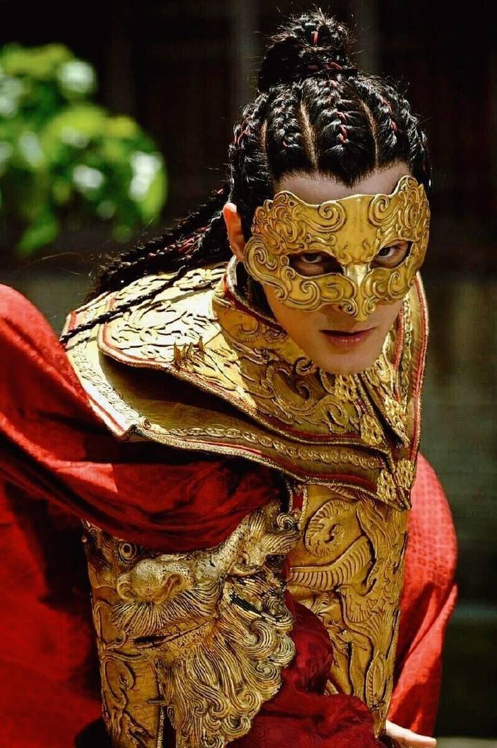 在电视剧《轩辕剑之天之痕》中,宇文拓身穿黄金铠甲霸气出场,气势完全