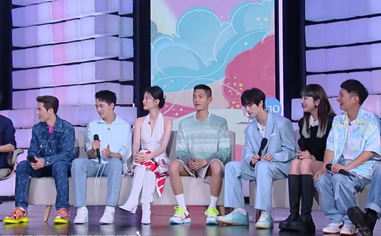 眼睛敢穿敢秀与超模同框不输,和娜扎同台也出彩!乔欣悄悄逆袭太惊艳