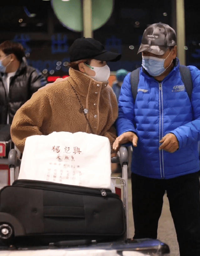 刘诗雯|妈妈开车接刘诗雯父女回家，刘诗雯抱爱犬笑开花，全家团聚很温馨