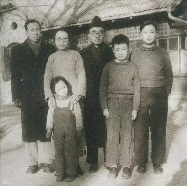 武仲谦是一个美好的女性,在朱自清眼中,她是贤惠的妻子,伟大的母亲,她