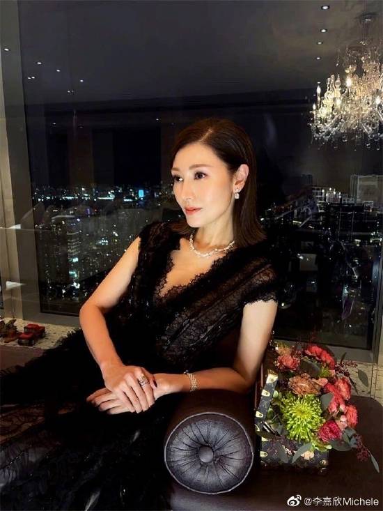 李嘉欣李嘉欣圣诞树前留影 造型清新靓丽