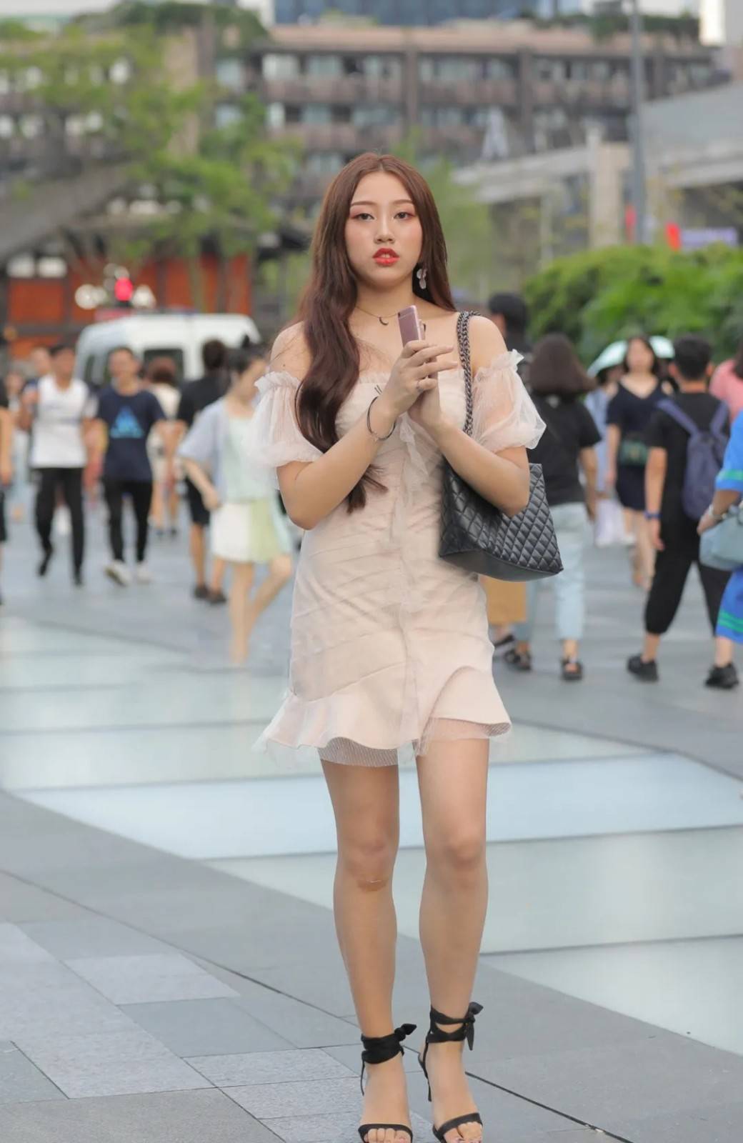 美得 如何穿出赏心悦目的时髦感?只需要一字领连衣裙,美得很高级