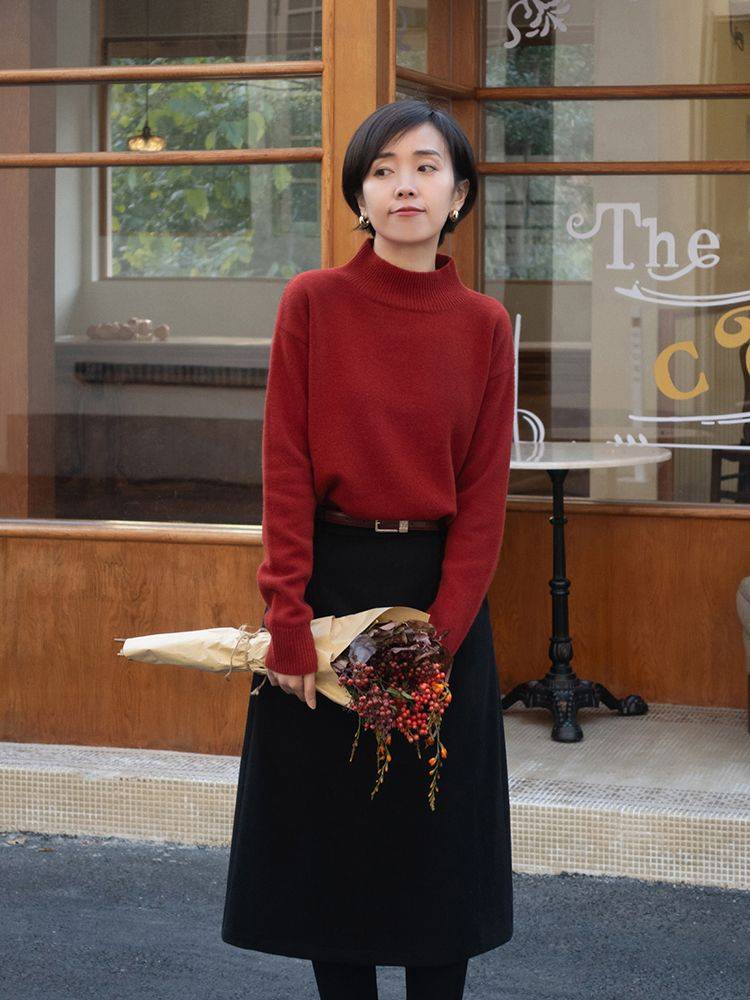 毛衣 穿大衣时,里面穿什么更讲究?“毛衣+半身裙”才是yyds,好优雅