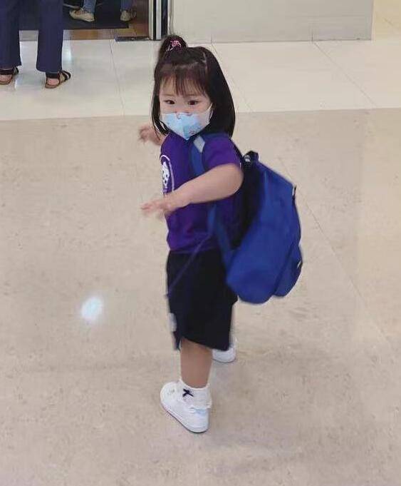 独立|李亚男晒大女儿第一天上幼儿园，2岁天韵自己背书包，独立又乖巧