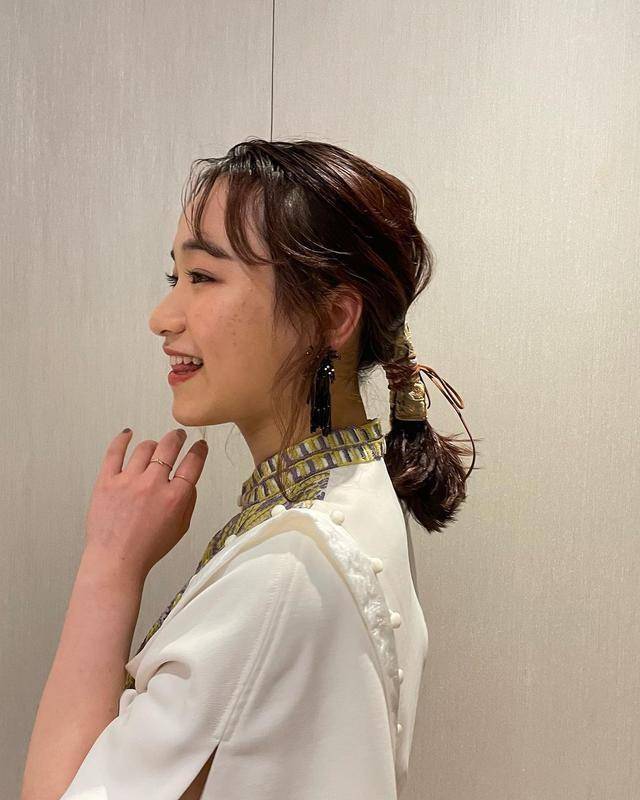 训练|伊藤美诚2022年新照：没穿高跟鞋，背着小挎包，显得女人味十足！
