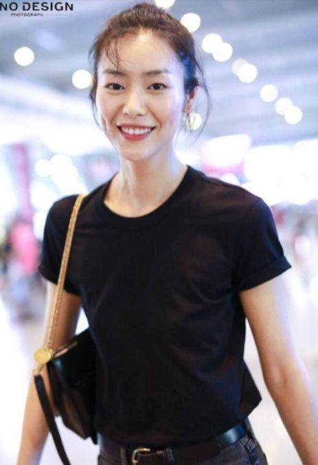 张萌一家三口近照曝光 50aa4702b6d7455e81fdc3907beb724f.jpeg