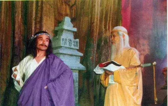 发型为什么迪丽热巴的脸上总有两根刘海?