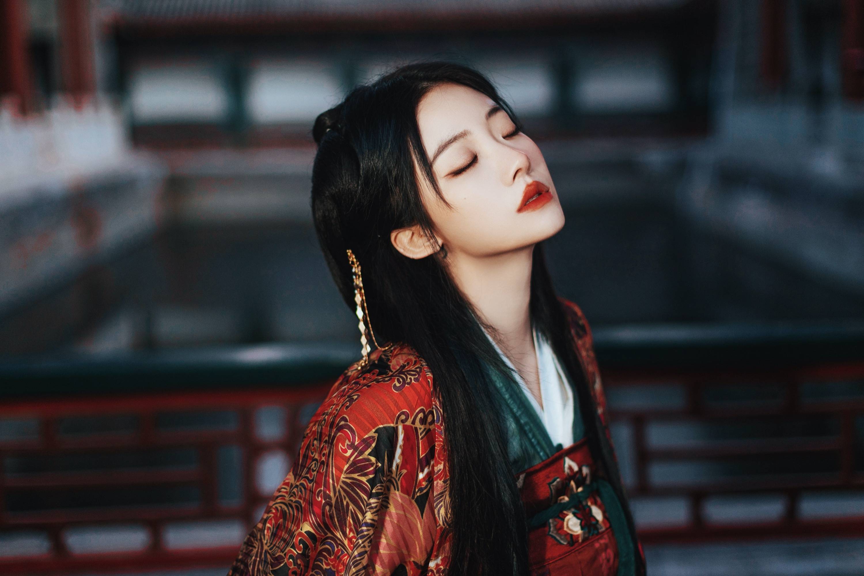 喻言微博发布新年古风写真妩媚酷飒甜美她都有