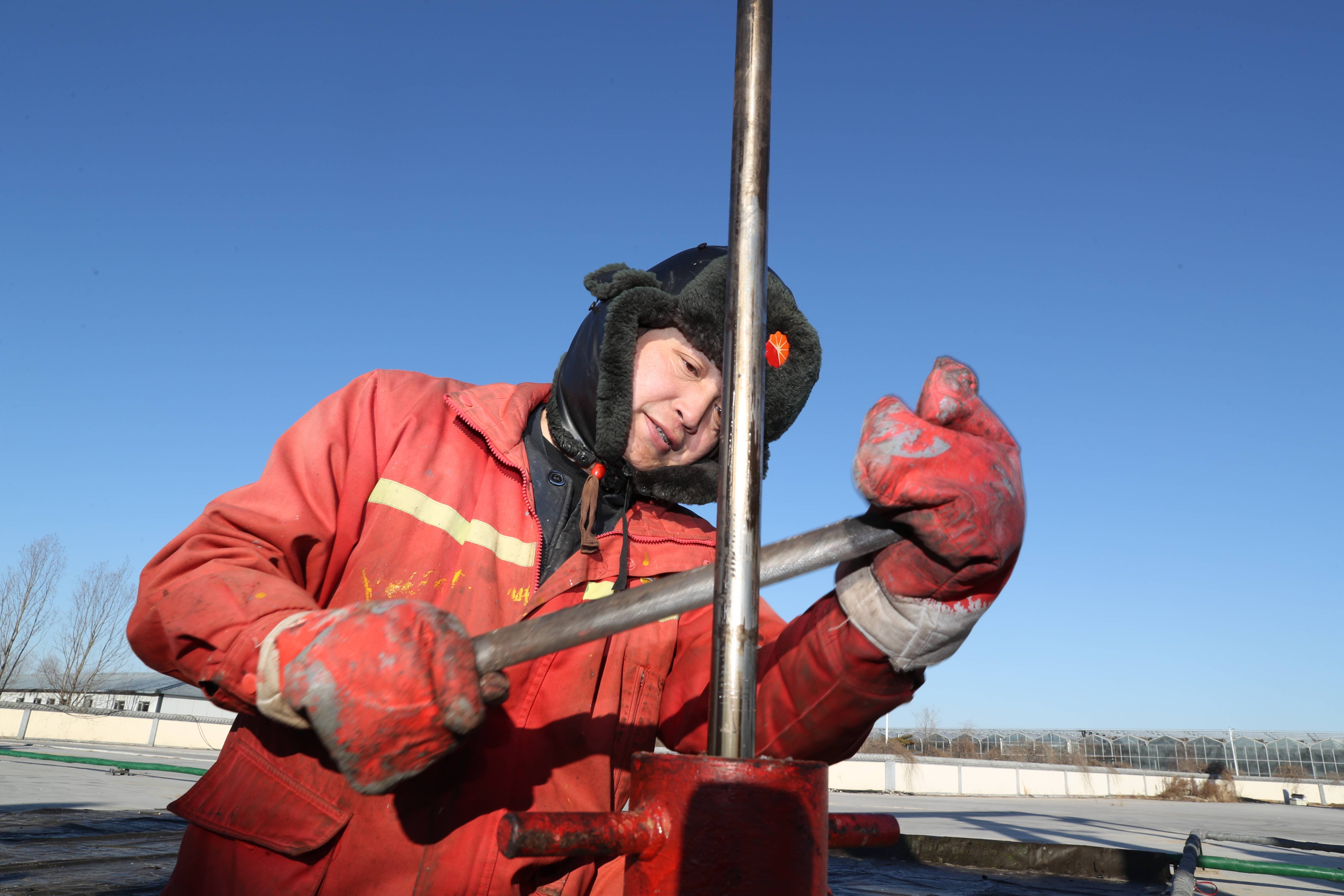 中国石油辽河油田曙采厂:新年第一天 黑亮的油流冒着热气窜进样桶