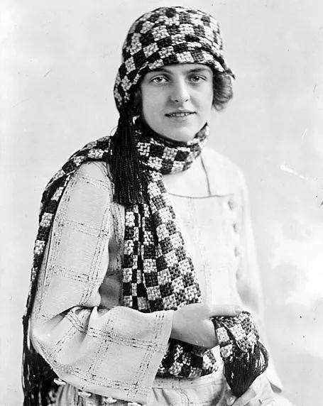 围巾|唐艺昕和张若昀的悲喜并不相通？马上新年，赶快与emo拜拜