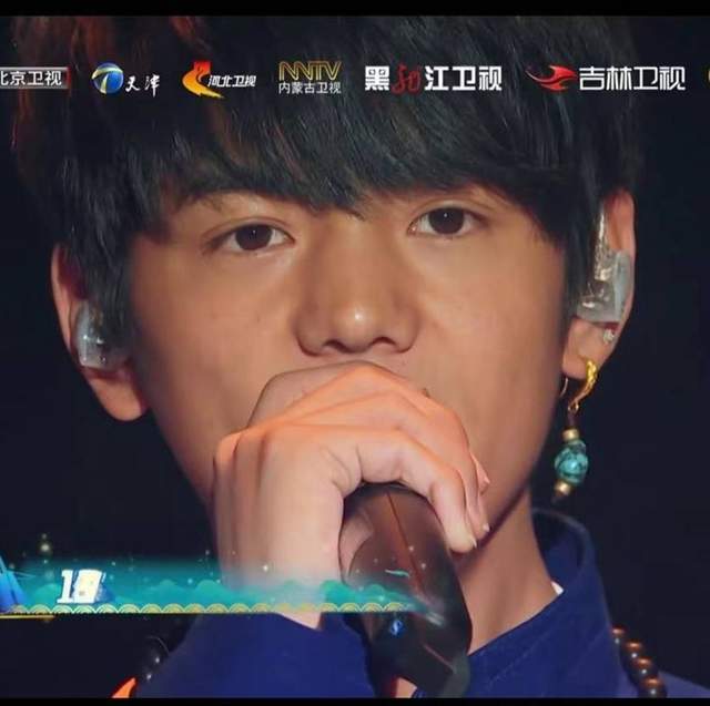 龚俊 跨年晚会男星造型：龚俊酷似费翔，王一博贵公子，蔡徐坤气场全开