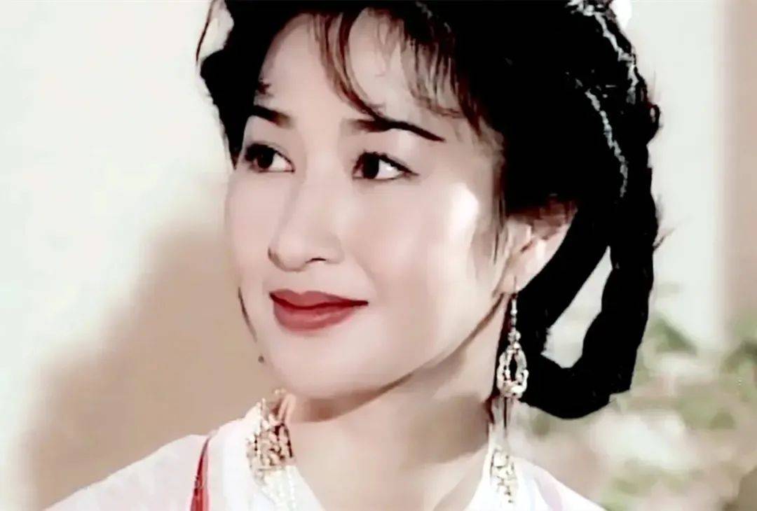 2000年,关咏荷与男友张家辉首次以"情侣档"出演台庆剧《金装四大才子