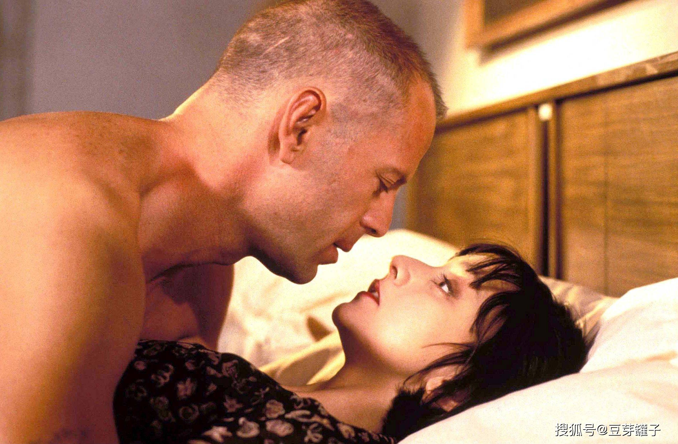 时代|《低俗小说》：后现代经典电影，影响一个时代的经典神作