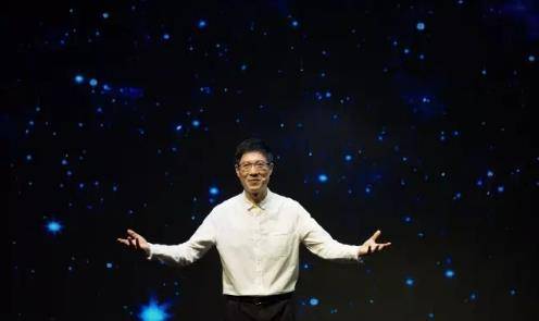 李兵罕|快本首位男主持李兵罕露面！头发乌黑有精神，曾在乡村做节目14年