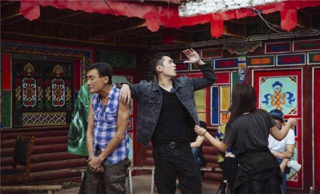 因为|就怕影帝突然戏瘾发作，梁家辉徐锦江让《一路成年》综艺变影视