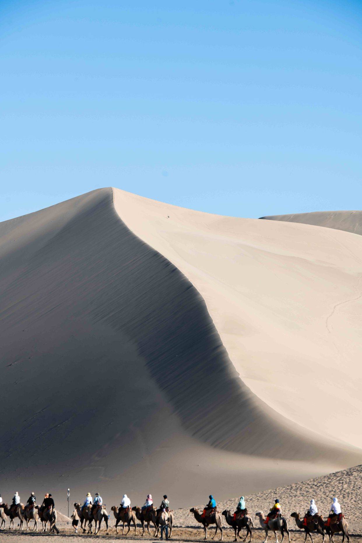 敦煌鸣沙山：大漠中的奇迹，感受大自然的神奇魔力，四季都可来！