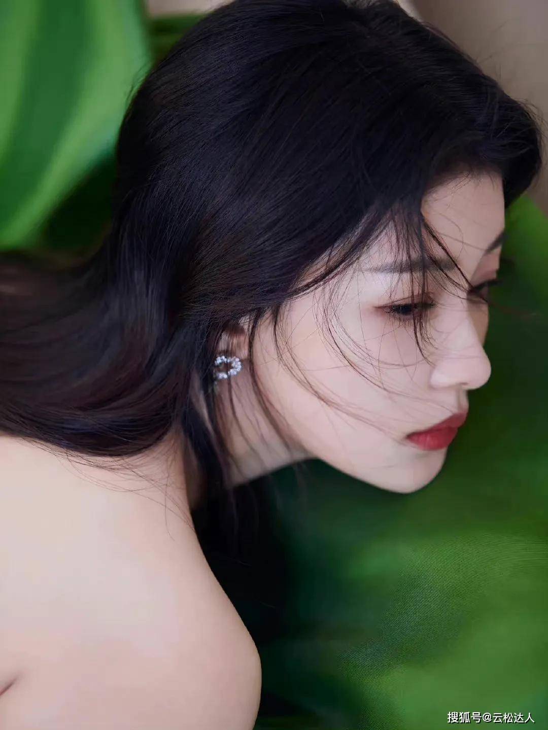 原创孙怡活动造型绿色抹胸裙明艳动人直角肩优越真肤白貌美