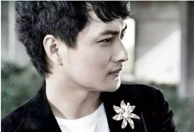 他在《星光大道》走红后抛弃妻子娶了美女,二婚老婆颜值可出道_云飞