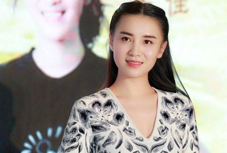 欧阳娜娜的鼻子怎么变高了 31d5225d99644019aaaad184ed884244.jpeg