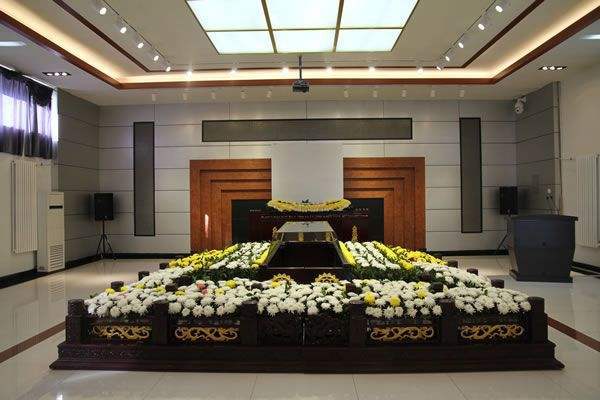 月入3万的殡仪馆工作入殓师化妆红包400起80的员工打光棍