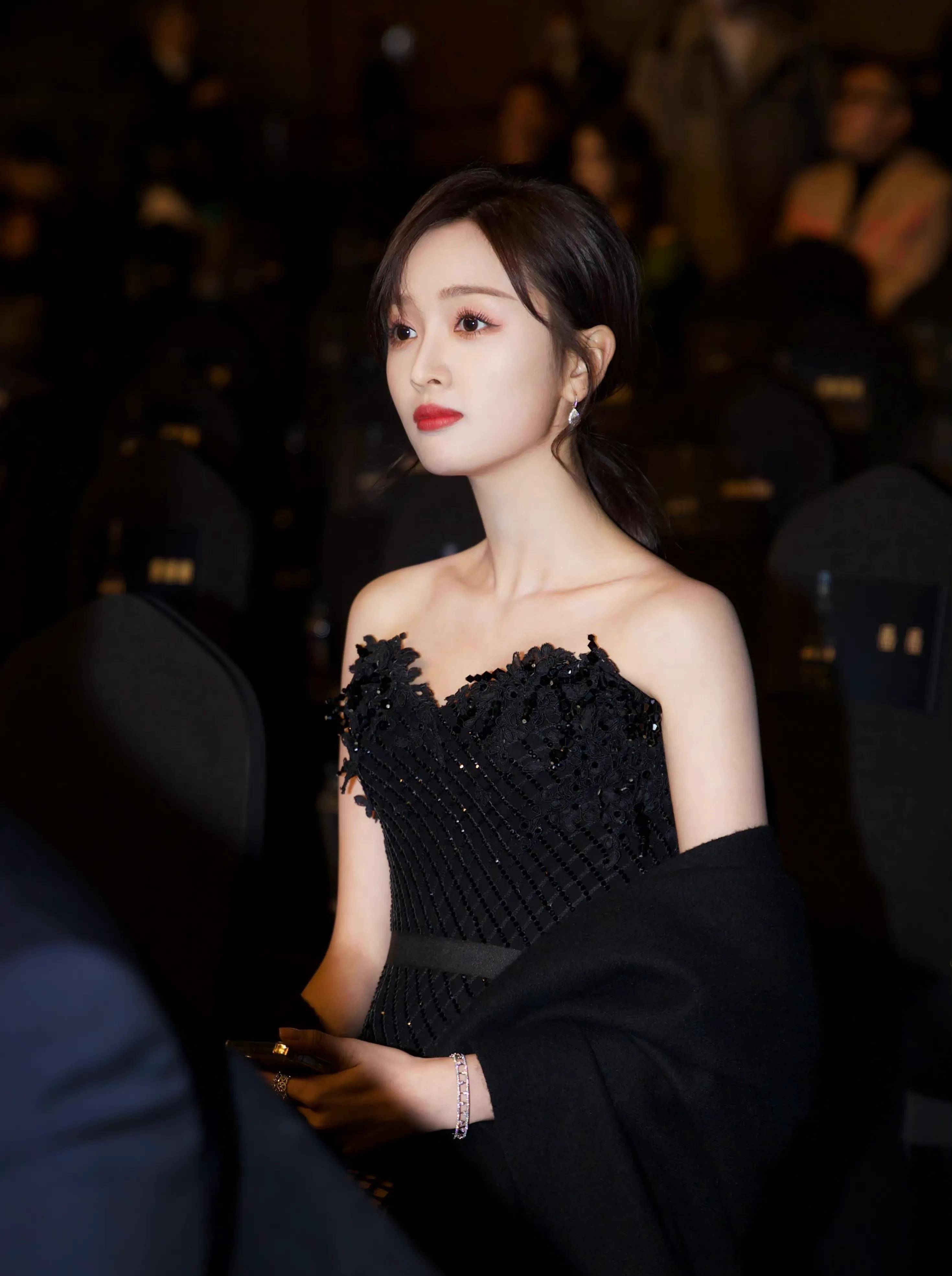 青春吴宣仪，青春活泼的女团美少女，精致颜值，犀利眼神，英气十足