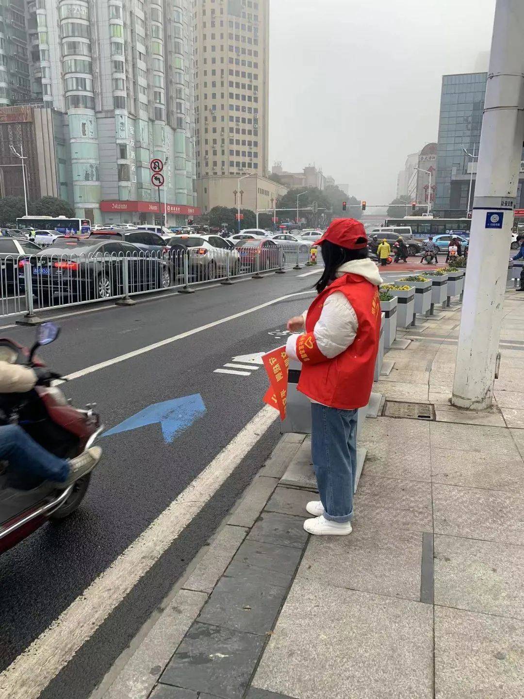 在指导老师的带领下,志愿者们分成几组,在各个交通繁忙路口指挥交通.