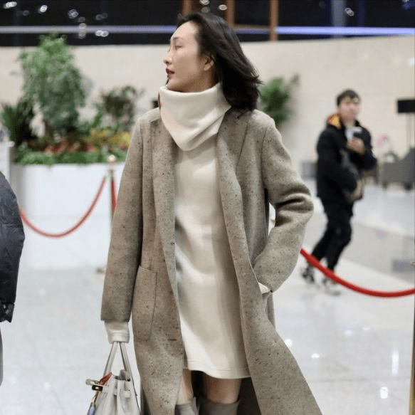 贵妇 王鸥不止贵妇气质让人服气，穿毛衣裙配过膝靴，小鸟腿也一绝