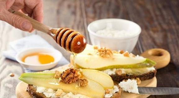 因为|起床后,是先喝水还是先排便?若做对这五件事,你会比别人更长寿