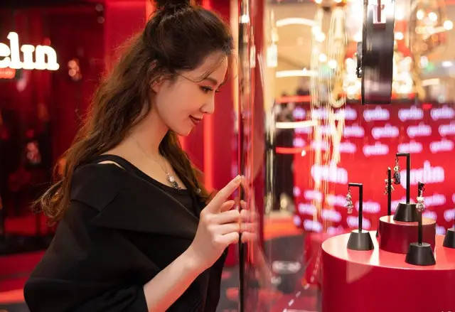 发型刘诗诗惊艳了时光，类似步惊云的龙须刘海，美到骨子里了