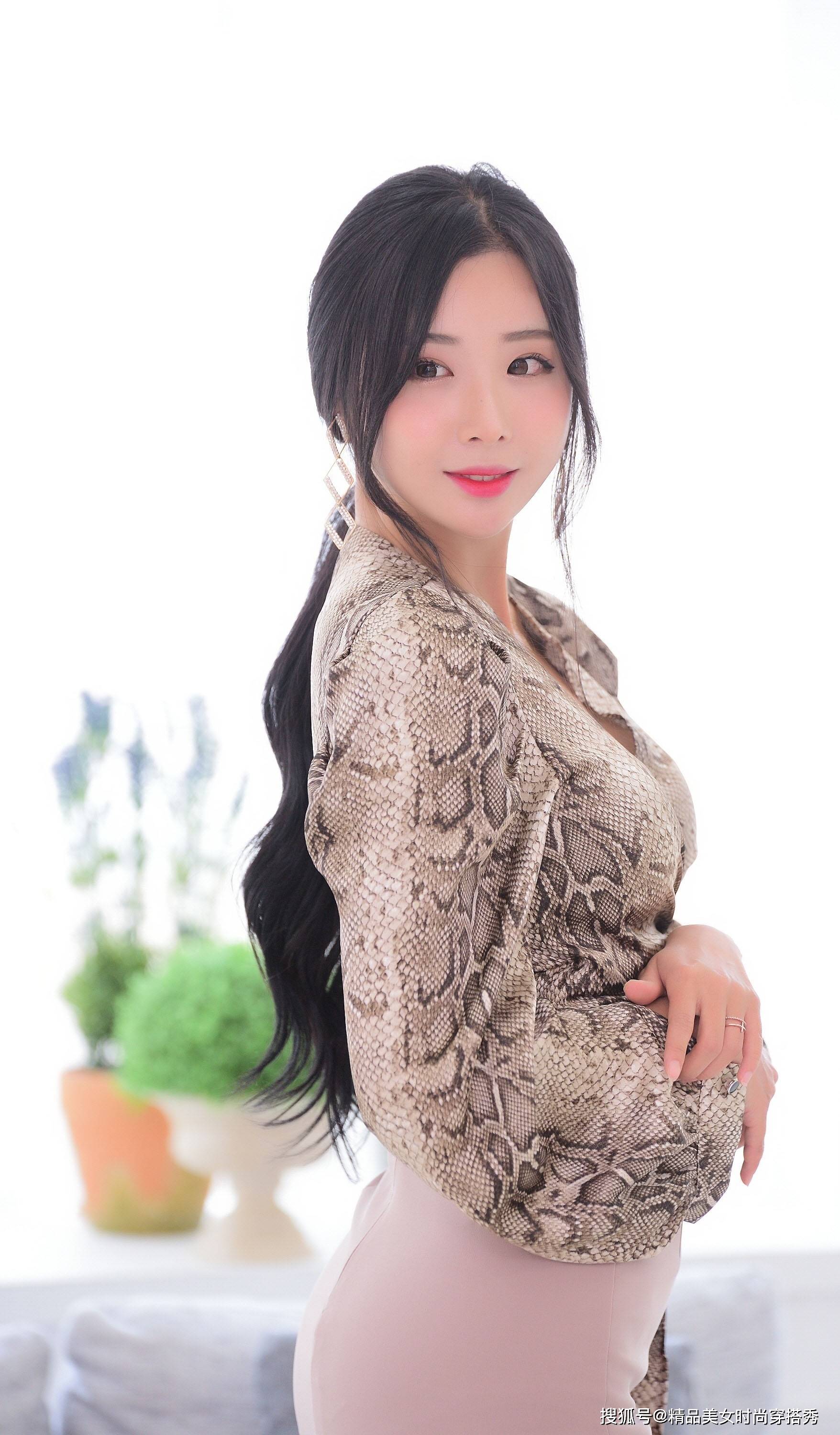 感觉 衬衫穿腻了？试试冷酷的蛇纹，上身又帅又高级，吸睛又时尚