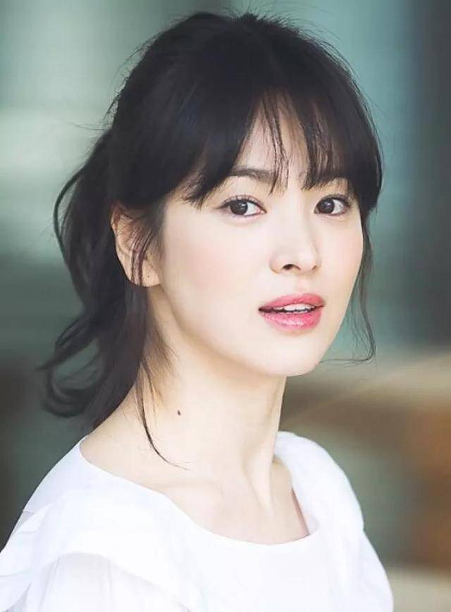发型宋慧乔终于换“新”发型，波波头短发搭配潮装，37岁秒变17岁少女