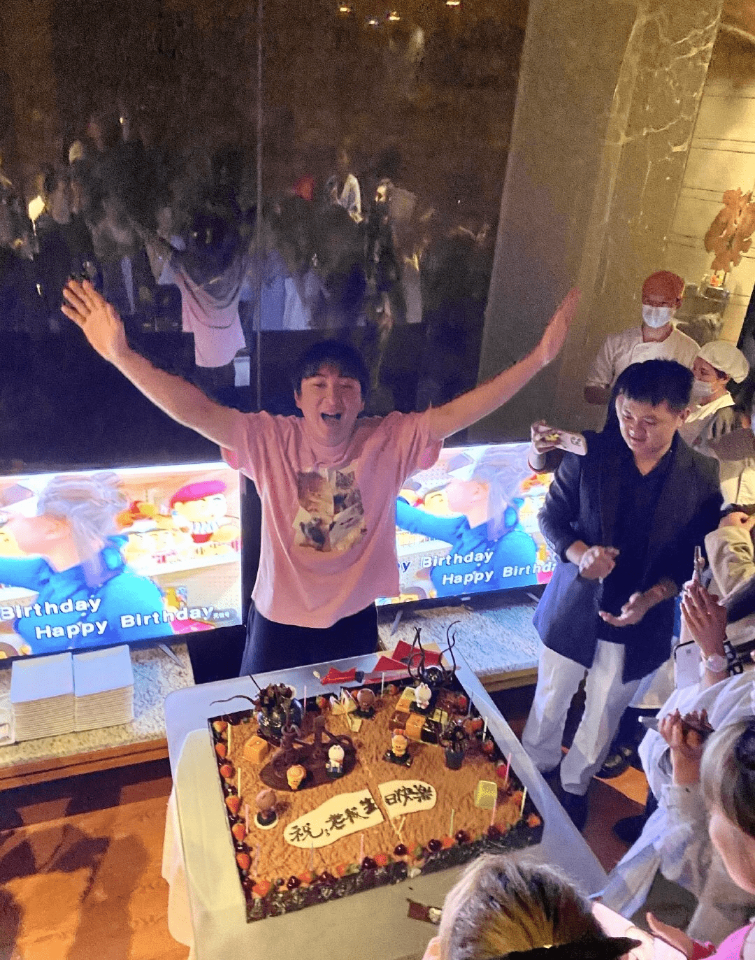 王思聪生日现场云烟缭绕氛围火热美女成群颜值超高