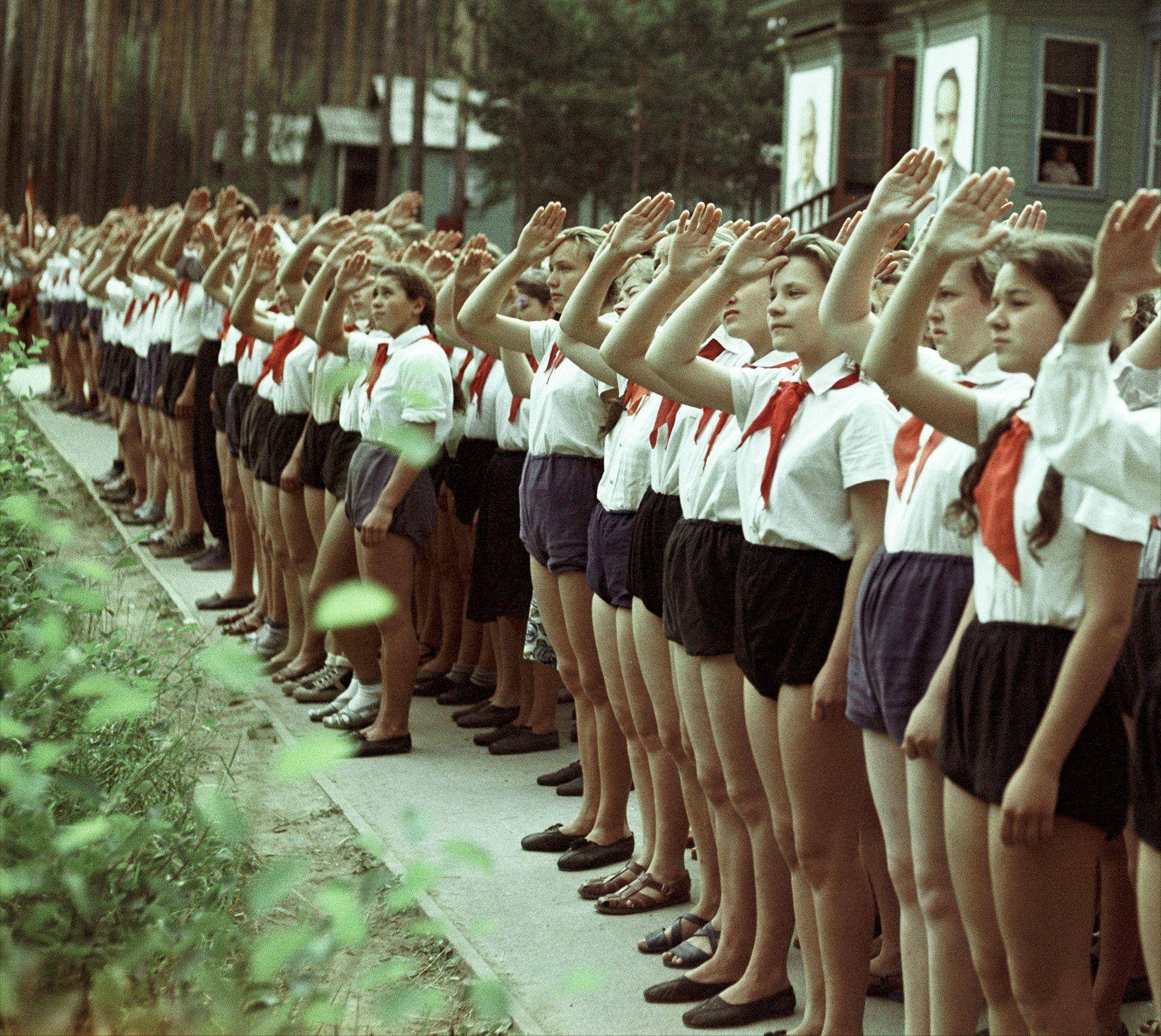 苏联中学校服图片