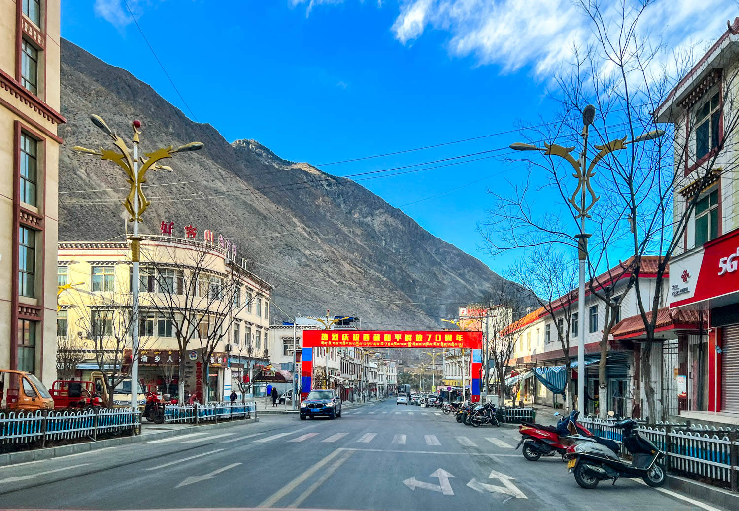 冰川|西藏东部的一线城市，全城只有一条街，冰川湖泊机场却是全国闻名