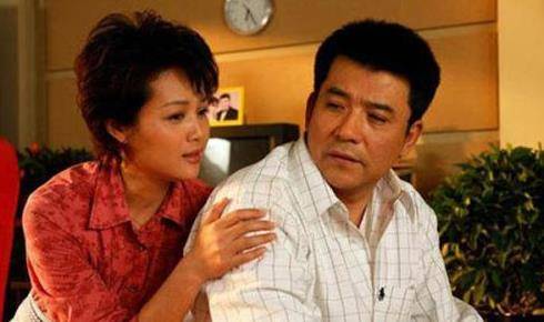 不过命运是多变的,病魔降临到了妻子傅丽莉身上,导致她不能再拍戏工作