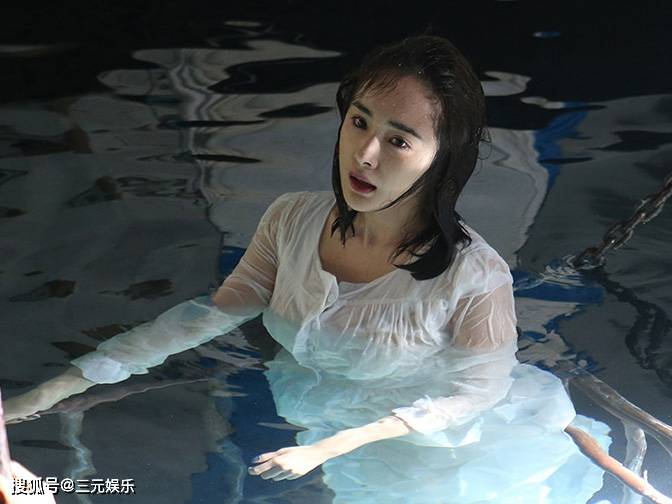 原创杨幂在水中拍戏照片曝光穿低领装涂红色唇彩脸部变形引起热议