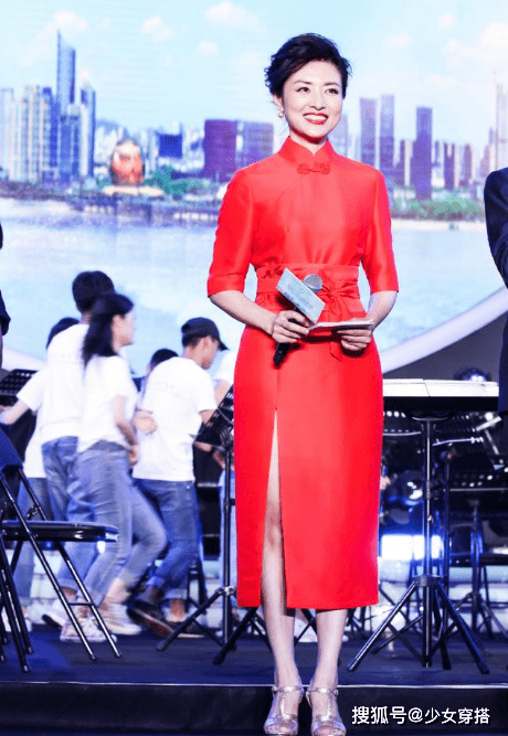 周涛 周涛穿一身红裙主持节目,风采丝毫不减当年,魅力四射让人喜爱