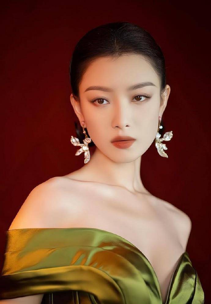 倪妮一袭墨绿水钻百褶抹胸裙写真大片曝光_电影_中国_四小花旦