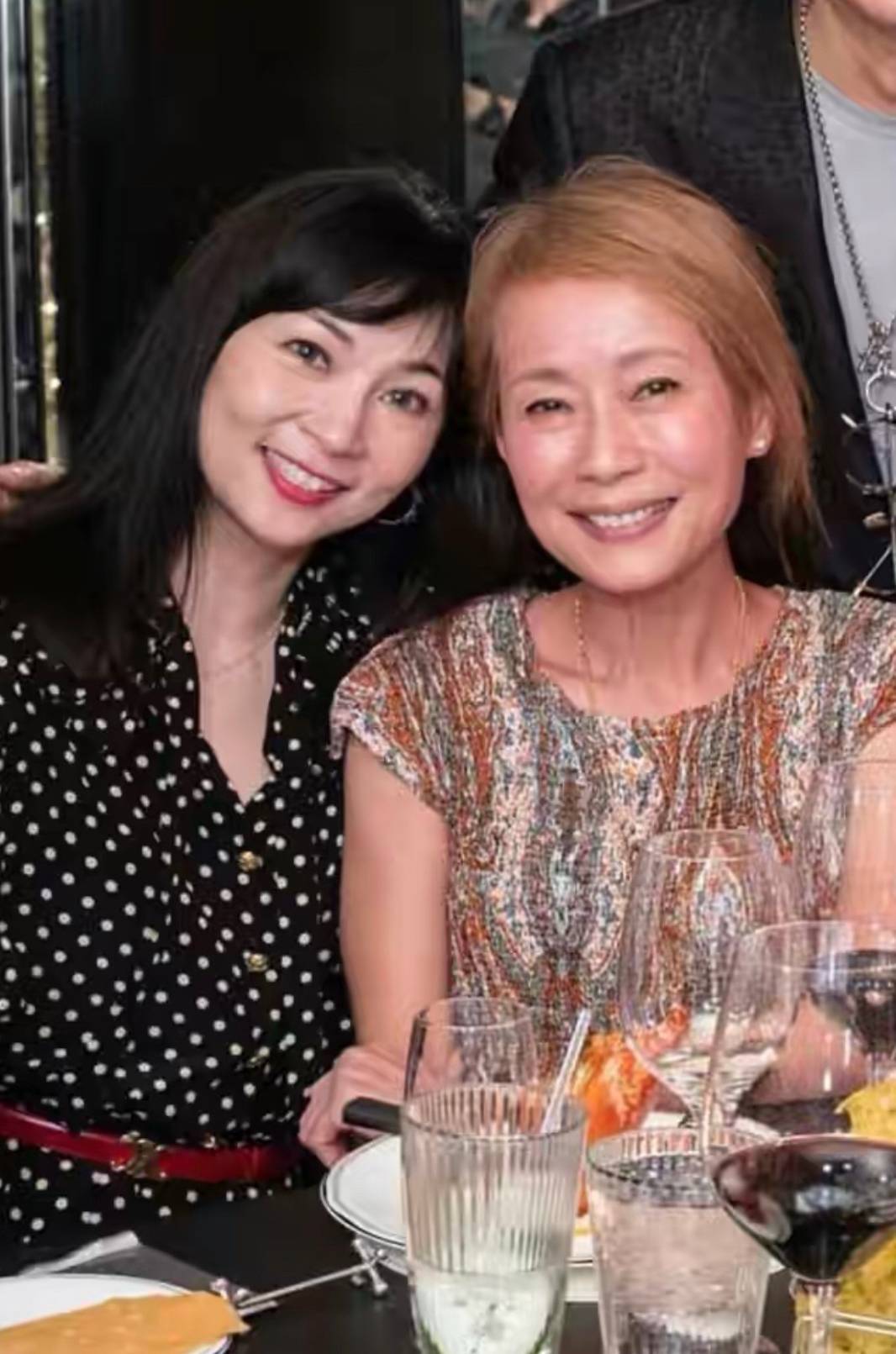 叶童晒素颜真实一点不装,腹部凹陷身材干瘦,但这才是老人样!