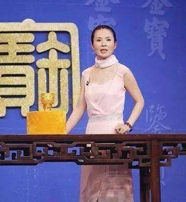 遭妒被骂“央视素质最低”，与王刚传绯闻，她是独特又稀缺的主持人封面图