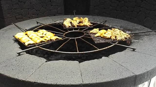  原创 世界上最“无奈”的火山岛，火山持续喷发6年，却被旅客用来烧烤