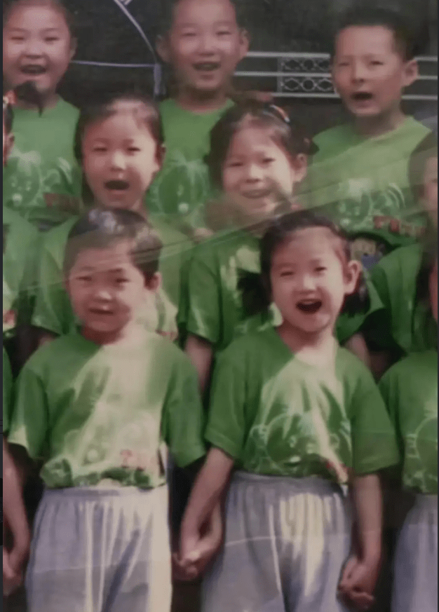 幼儿园|孙颖莎扎辫子照片曝光走红，5岁莎莎甜美可爱，在幼儿园笑成花