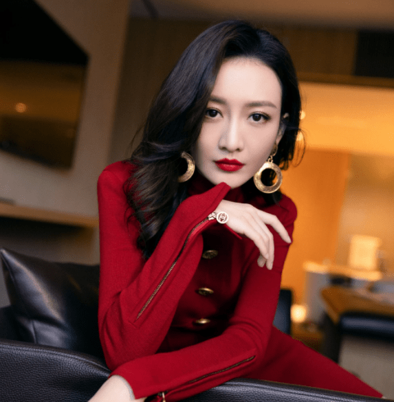 何九华王鸥疑被官宣恋情 2a172d3e2a0d490eb5eacf196bea0fb8.png