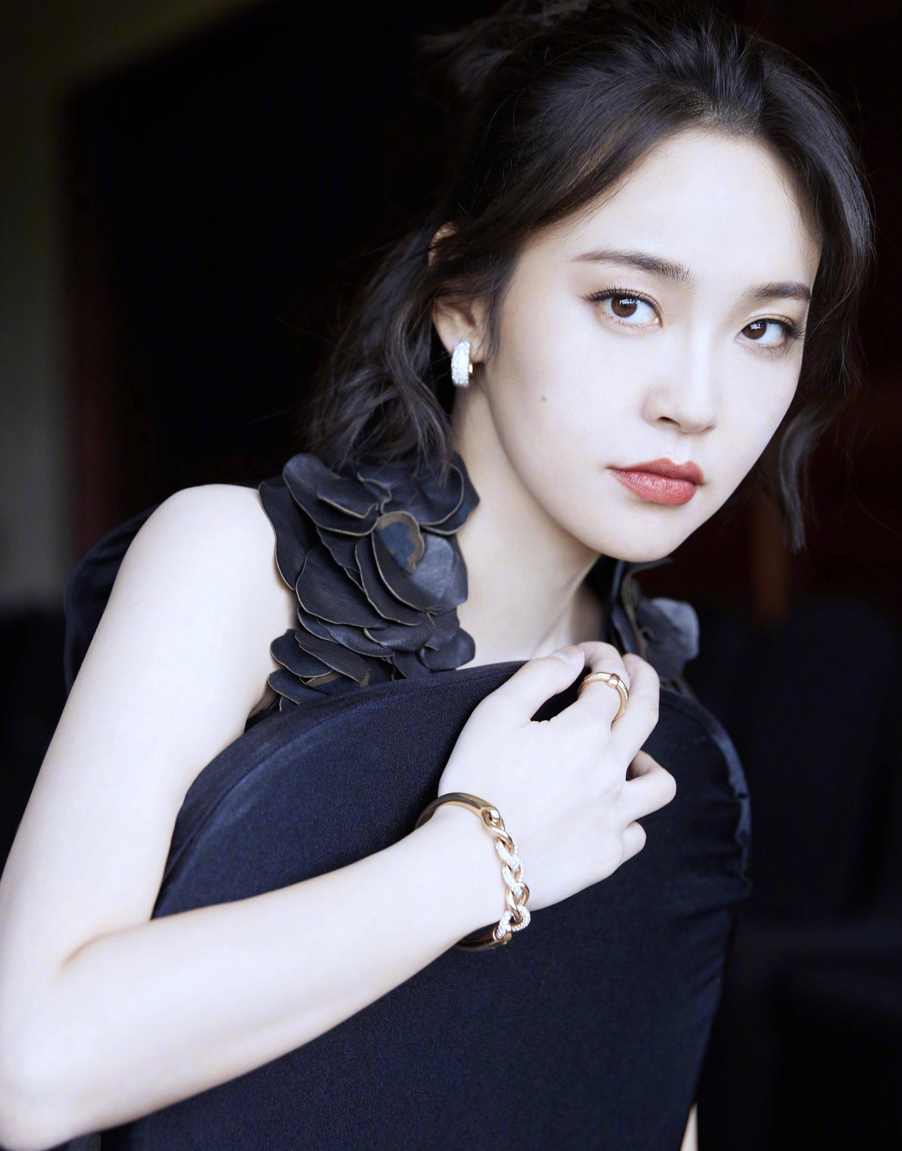 张佳宁最新写真,黑色连体裤上面像鱼鳞片拼接的,这个裤腿像裙摆_造型