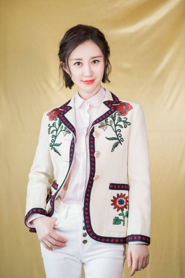 发型看了舒畅的长发后，终于明白她为何剪摩卡波波头发型，漂亮又减龄