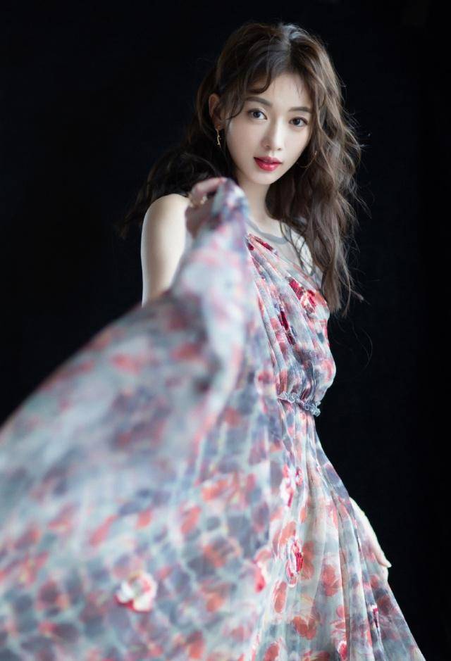 黑色 29岁吴谨言变身“时尚达人”，个性穿搭美出新高度，赶紧学起来吧