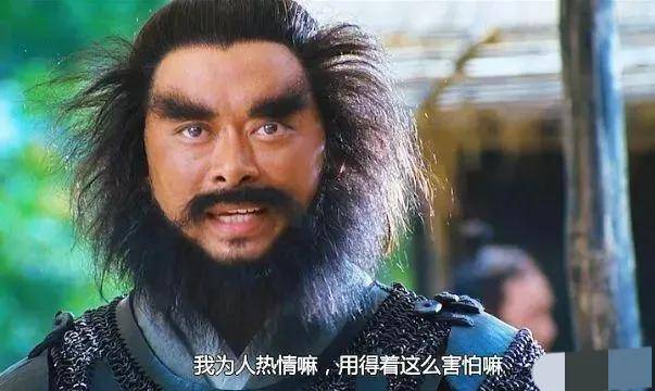 再比如在《越光宝盒》中饰演张飞的樊少皇,现实中的他很爷们,但在剧中