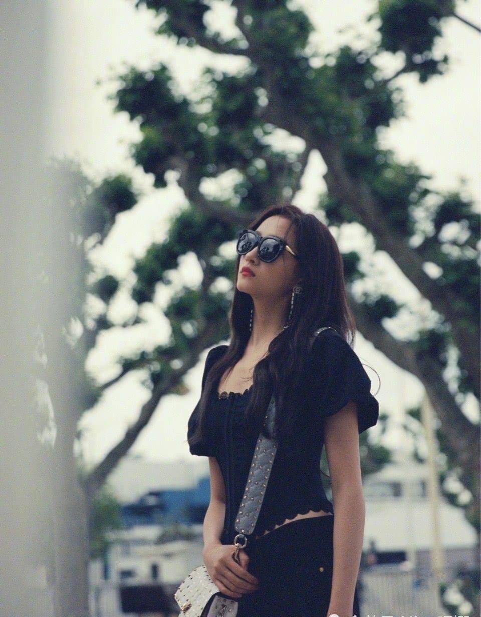 卫衣 23岁关晓彤真自信,罕见2000慵懒卫衣变五五分,看到172cm腿我服