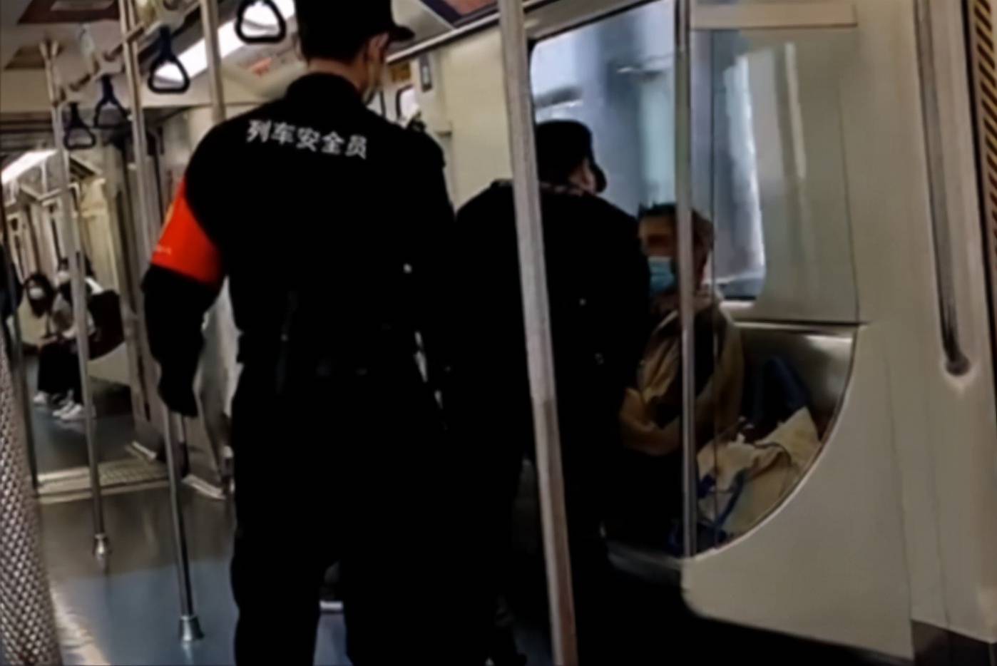 深圳地铁 老外用脚蹬手扶杆上，女子敢出声阻拦，安全员这么卑微？